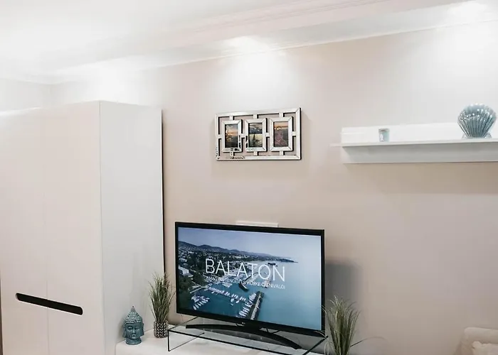 شقة Nefelejcs بالاتوليلّي